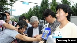 지난 8월 서울 중국대사관 앞에서 열린 전재귀 목사 석방 촉구 기자회견에서 부인 박성자 씨가 발언하고 있다. (자료사진)