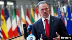 资料照片：美国贸易代表贾米森·格里尔在比利时布鲁塞尔出席与欧盟贸易部长的工作午餐时向媒体发表讲话。(2025年11月24日)