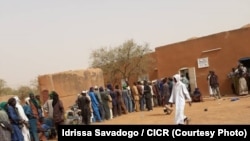 Distribution de coupons alimentaires à 5 000 personnes dans le Soum, au nord du Burkina Faso, le 26 mars 2017. (Idrissa Savadogo / CICR)