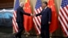 El presidente Joe Biden estrecha la mano del presidente chino Xi Jinping antes de una reunión bilateral, el sábado 16 de noviembre de 2024, en Lima, Perú. (Leah Millis/Pool Photo via AP).