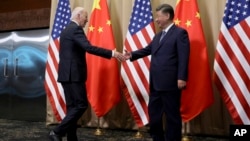 El presidente Joe Biden estrecha la mano del presidente chino Xi Jinping antes de una reunión bilateral, el sábado 16 de noviembre de 2024, en Lima, Perú. (Leah Millis/Pool Photo via AP).