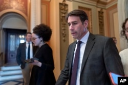 Garret Graves, politisi Partai Republik, yang memimpin tim negosiasi DPR AS dalam pembahasan peningkatan plafon utang AS, di Washington, 26 April 2023. (Foto: J. Scott Applewhite/AP Photo)