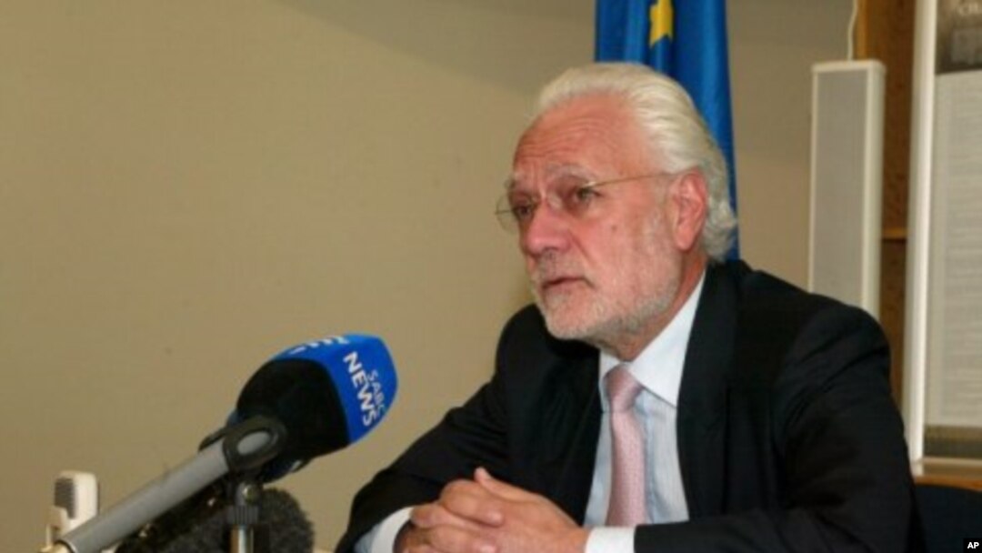  Aldo Dell 'Ariccia, European Union ambassador to Zimbabwe gives a press conference, Harare, May 8, 2012.