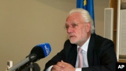  Aldo Dell 'Ariccia, European Union ambassador to Zimbabwe gives a press conference, Harare, May 8, 2012.