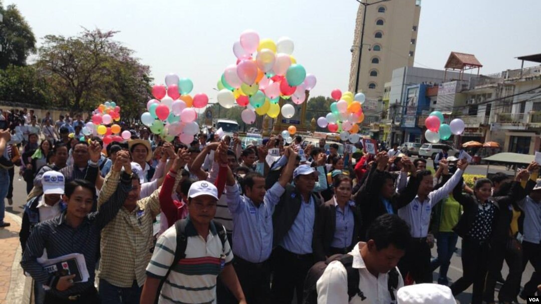 Aktivis dan pemimpin Konfederasi Serikat Kamboja berdemonstrasi di jalanan di Phnom Penh, menuntut pembebasan 21 tahanan. (Foto: Dok)