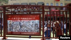 Una foto del presidente chino Xi Jinping es vista en una escuela primaria cerca del Sitio Revolucionario de Yangjialing, en Yanan, provincia de Shaanxi, China, el 10 de mayo 2021.