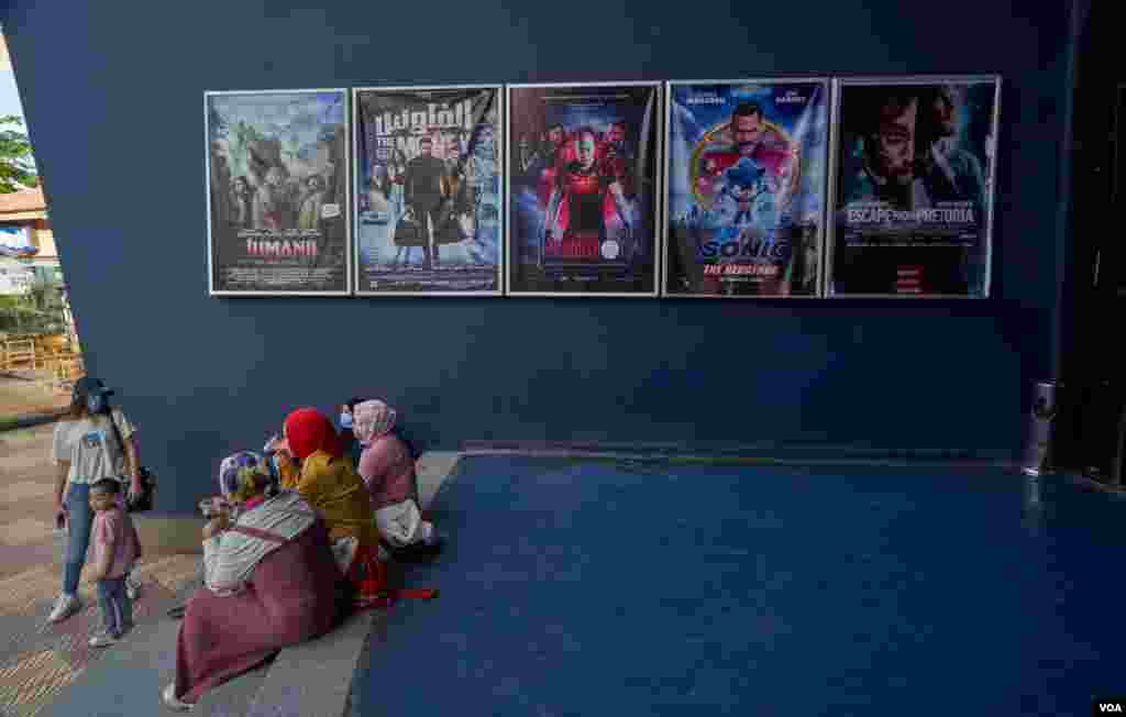 Cinemas are now allowed to re-open at 25 percent capacity, but many do not have new films to screen. And with massive pandemic-related unemployment, few people can afford the tickets. (Hamada Elrasam/VOA)