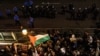 Manifestantes se enfrentan a la policía frente a la entrada principal de la Universidad de Columbia, mientras se solidarizan con las protestas en curso en apoyo a los palestinos que tienen lugar en el campus universitario en la ciudad de Nueva York, el 24 de abril de 2024.