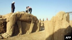 Para pekerja Irak melakukan penggalian situs arkeologi kuno kota Nimrud pada tahun 2001 (foto: dok). Pemerintah Irak mengatakan militan ISIS menghancurkan situs ini.