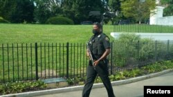 Los miembros del Servicio Secreto de EE.UU. patrullan las inmediaciones de la Casa Blanca luego de un incidente con disparos el lunes 10 de agosto de 2020.
