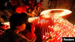 Para aktivis dari World Vision menyalakan 2.880 lilin dalam acara peringatan Hari AIDS sedunia di Jakarta,1 Desember 2009. 