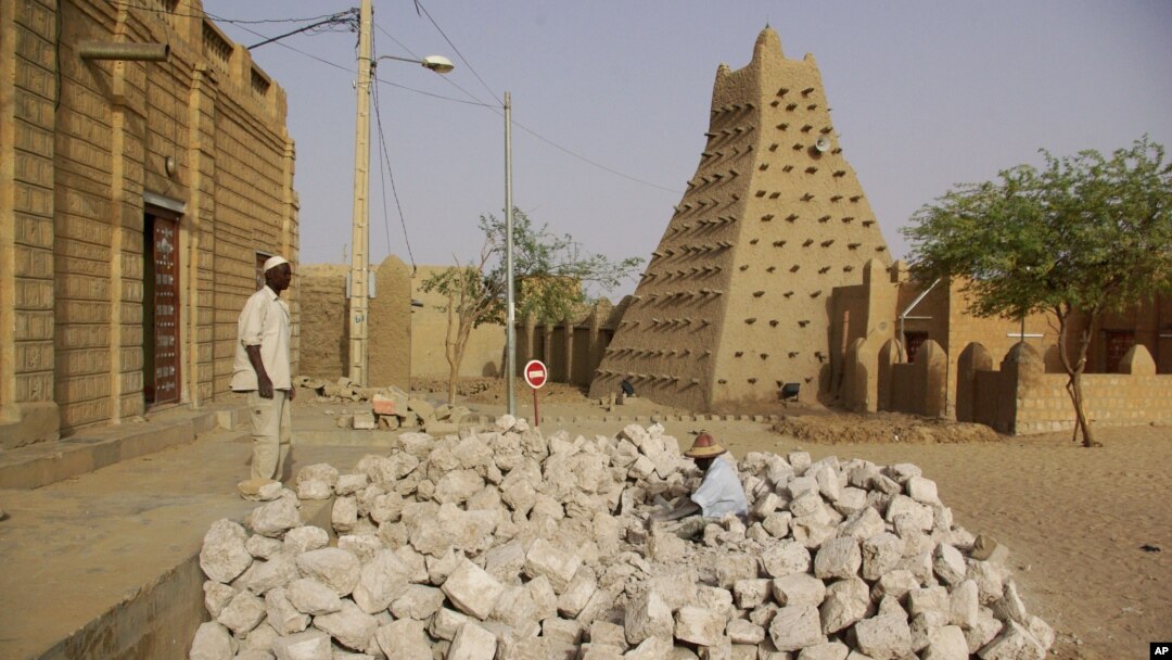 Para pekerja dekat salah satu mesjid bersejarah yang terbuat dari lumpur di Timbuktu, Mali. (Foto: Dok)