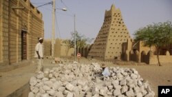 Para pekerja dekat salah satu mesjid bersejarah yang terbuat dari lumpur di Timbuktu, Mali. (Foto: Dok)