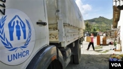 Truk UNHCR dikerahkan untuk mendistribusikan bantuan.