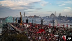 Dîmeneke ji xwepêşendana li Stenbolê ya bo şermezarkirina şerê Îsraîlê yê li Gazayê, 1 Çile,2024. 