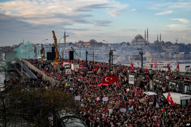 Ribuan orang berdemonstrasi untuk menunjukkan solidaritas dengan rakyat Palestina di tengah perang di Gaza, di Istanbul, Turki, pada Senin, 1 Januari 2024. (Foto: AP)