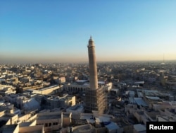 Menara Al-Hadba di Masjid Agung al-Nuri, yang dibangun kembali setelah diledakkan oleh militan ISIS, di Mosul, Irak, 9 Januari 2025. (Khalid al-Mousily/REUTERS)