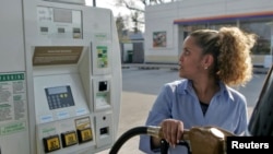 Raquel Candelaria fuels-up her car at a BP gas station in Bensenville, Illinois, April 22, 2008. The average price U.S. drivers paid for gasoline soared to a new high of $3.51 a gallon, rising 11.9 cents over the last week, the federal Energy Information 