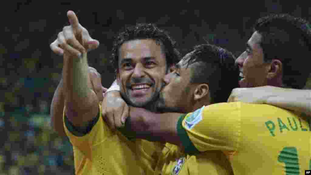 Fred&nbsp; felicitado por Neymar (centro) e Paulino após marcar o terceiro golo contra a Espanha na final da Taça das Confederações