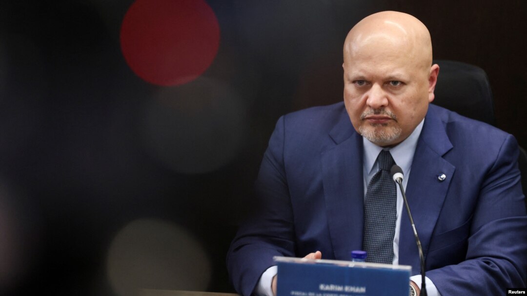 El fiscal de la Corte Penal Internacional, Karim Khan, habla en una conferencia de prensa en Bogotá, Colombia, el 27 de junio de 2023. Khan lidera las investigaciones por presuntos crímenes de lesa humanidad en Venezuela, de las que se conocerá un fallo clave en marzo.