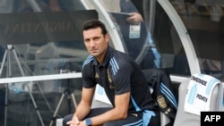 El entrenador de Argentina, Lionel Scaloni, observa desde el banquillo antes del partido amistoso internacional de fútbol entre Argentina y Ecuador en Soldier Field en Chicago, Illinois, el 9 de junio de 2024.