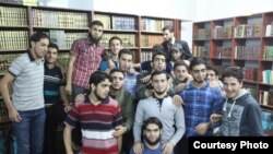 شام کے علاقے درایہ میں نوجوان تباہ حال عمارت کے تہہ خانے میں قائم کتب خانے میں جمع ہیں۔ 