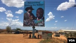 Un panneau en Soudan du Sud, Juba, le 15 avril 2016 qui montre le président Salva Kiir (gauche), et le rebelle Riek Machar (droite). (VOA/J. Patinkin)