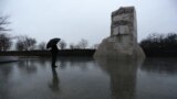 شخصی در بنای يادبود مارتين لوتر کينگ در واشنگتن &nbsp;در زير باران چتر بدست گرفته است -- ۲۸ ديماه ۱۳۹۳ (۱۸ ژانويه ۲۰۱۵)
