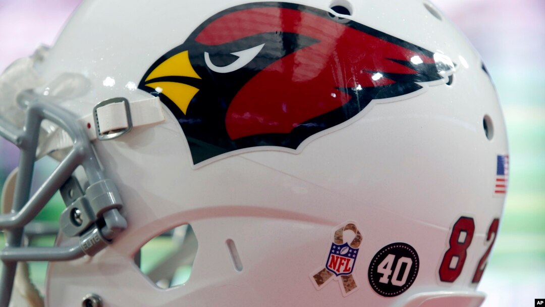 Helm milik pemain Arizona Cardinals yang menunjukkan logo Liga Sepakbola Nasional AS (NFL).