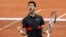 Novak Đoković slavi osvajanje poena protiv Španca Roberta Bautista-Aguta u trećem kolu Rolan Garosa, 1. juna 2018. godine (Foto: AP/Alessandra Tarantino)