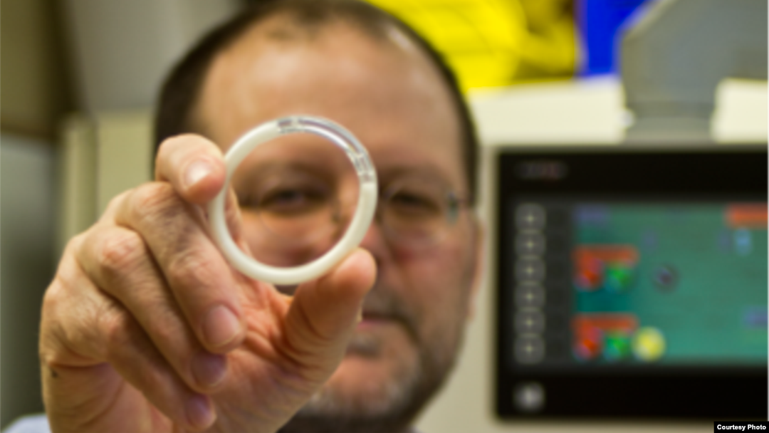 Insinyur biomedis Northwestern University Patrick Kiser memegang cincin intravaginal - yang pertama dalam jenisnya. (Foto: Northwestern University)
