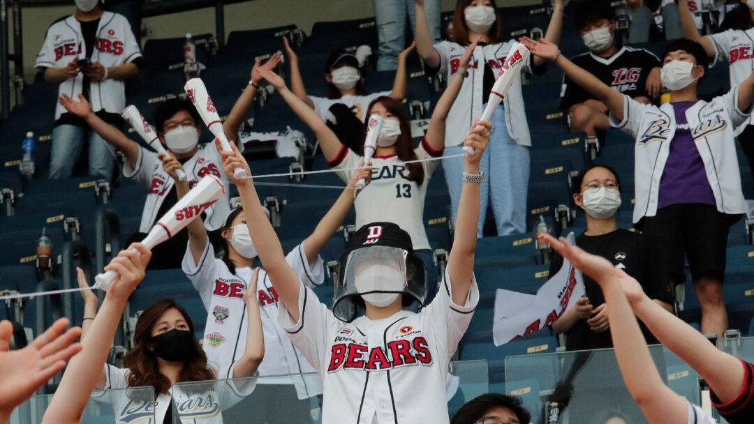 Our First KOREAN BASEBALL GAME in Seoul, South Korea 