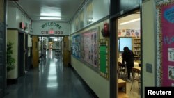 Seorang siswa belajar di ruang kelas di CIS 303: Akademi Kepemimpinan dan Layanan Masyarakat di wilayah Bronx, Kota New York, AS, 8 Oktober 2024. (Adam Gray/REUTERS)