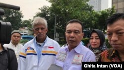 Direktur Advokasi dan Hukum BPN Prabowo-Sandi, Dasco Ahmad, di kantor Bawaslu DKI , Jakarta, menyerahkan laporan dugaan kecurangan Jokowi-Maruf, Jumat (10/5) (foto: VOA/Ghita Intan)