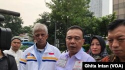 Direktur Advokasi dan Hukum BPN Prabowo-Sandi, Dasco Ahmad, di kantor Bawaslu DKI , Jakarta, menyerahkan laporan dugaan kecurangan Jokowi-Maruf, Jumat (10/5) (foto: VOA/Ghita Intan)