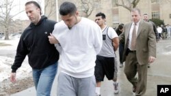 Presuntos miembros de la pandilla MS-13 son escoltados a sus audiencias en Mineola, Nueva York, el 11 de enero de 2018.