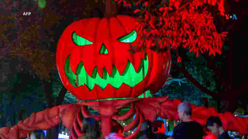 Una calabaza gigante adorna el Parque Fundidora, en Monterrey, Estado de Nuevo León, México, días antes de Halloween. Este festival se celebra del 3 de octubre al 3 de noviembre.