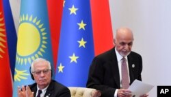 지난달 호세프 보렐 EU 외교·안보 정책 고위대표(왼쪽)와 아슈라프 가니 아프가니스탄 대통령이 우즈베키스탄의 수도 타슈켄트에서 열린 중앙아시아 및 남아시아 컨퍼런스에 참석했다. 