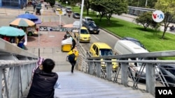 Migrantes venezolanos piden dinero o comida en las calles de Bogotá. Tras la pandemia han quedado sin trabajo y están expuestos al desalojo. [Foto: Karen Sánchez, VOA]