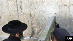 Ərəb dilində yazılar dindar yəhudilərin qəzəbinə səbəb olub