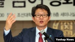 류길재 한국 통일부장관이 28일 한국 광주 조선대학교에서 열린 북한연구학회 하계학술대회에서 기조강연을 하고 있다.