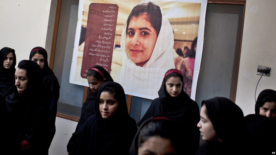 Anak-anak perempuan Pakistan berada di sekolah dengan poster teman sekelas mereka yang ditembak militan Taliban, Malala Yousafzai di sekolah Khushal kota Mingora, Lembah Swat, Pakistan (foto: dok). 