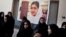 Anak-anak perempuan Pakistan berada di sekolah dengan poster teman sekelas mereka yang ditembak militan Taliban, Malala Yousafzai di sekolah Khushal kota Mingora, Lembah Swat, Pakistan (foto: dok). 