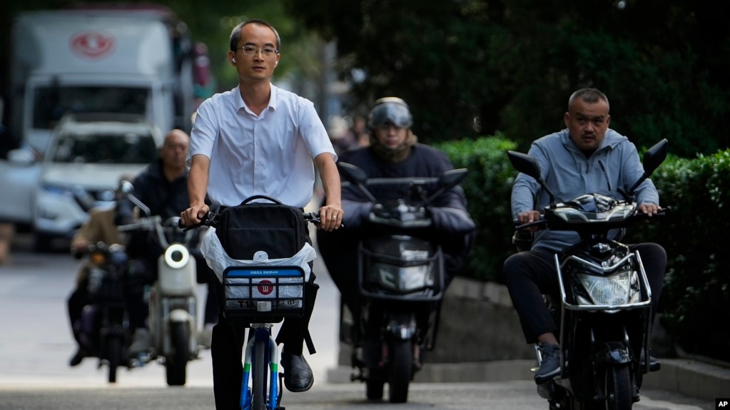 北京街头早高峰时间赶着上班的民众。（2024年9月13日）