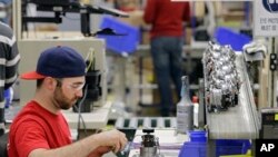 安东尼.金盖尔在俄亥俄州Vitamix生产车间焊接家庭厨用搅拌机马达的电线。（资料照片）