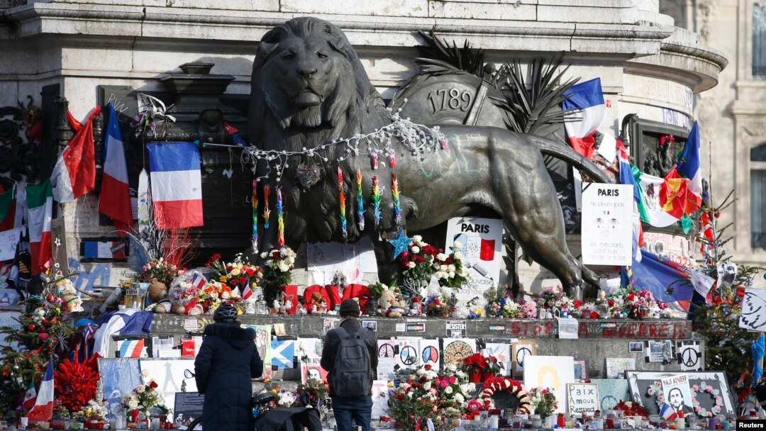 Hoa và tin nhắn để vinh danh các nạn nhân các nạn nhân gần bức tượng ở Place de la Republique tại Paris.