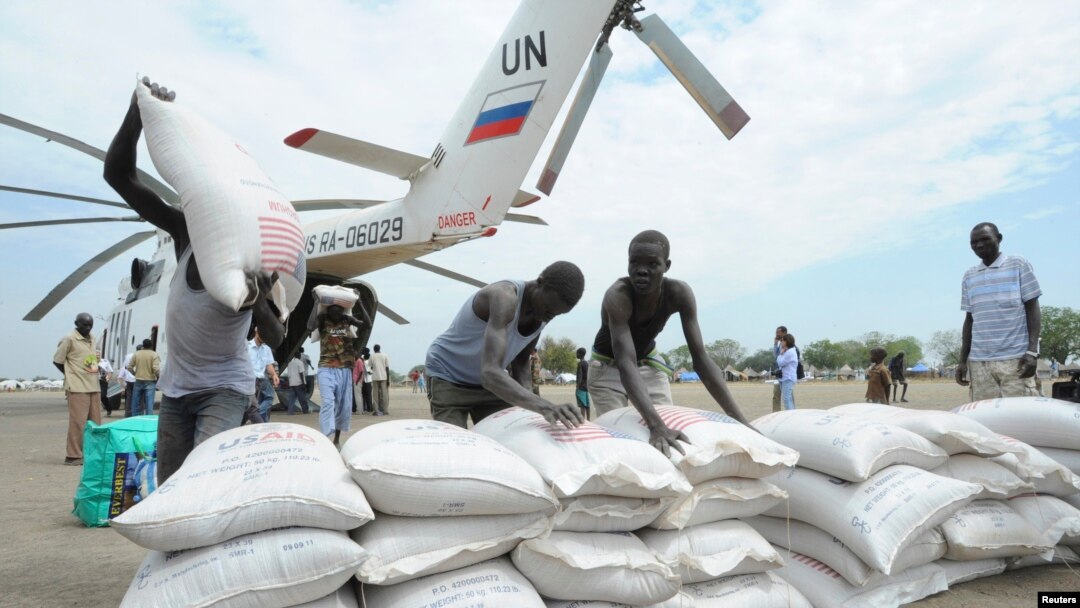 Helikopter PBB menurunkan bahan makanan di Sudan Selatan (foto: dok),