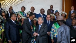 Poignée de main entre le secrétaire général des Nations Unies, Antonio Guterres, centre droit, et le président rwandais Paul Kagame lors de la 28ème session ordinaire de l'Assemblée de l'Union africaine, à Addis-Abeba, Ethiopie, le 30 janvier 2017.