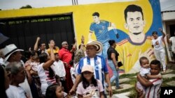 Familiares y amigos cercanos del futbolista colombiano Luis Díaz, marchan para exigir la liberación de Luis Manuel Díaz, su padre, en Barrancas, Colombia, el domingo 5 de noviembre de 2023.