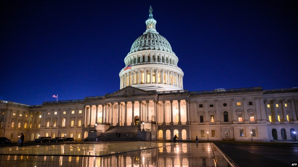 资料照片：美国国会大厦夜景。 （法新社2023年1月9日摄）(photo:VOA)